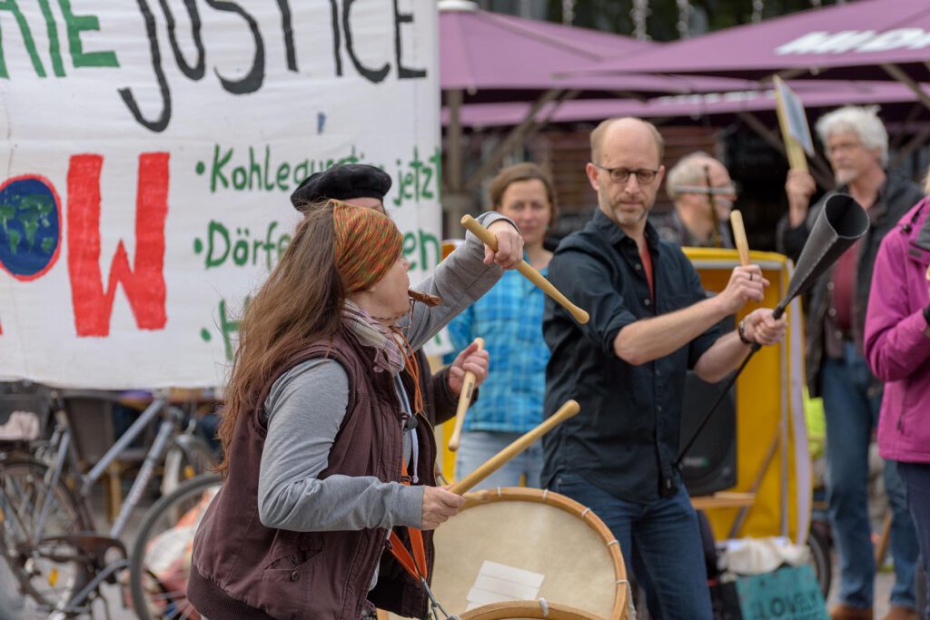 Maracatu bei der Klimawache Bonn mit Annette Möhle